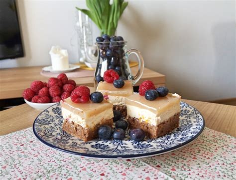 Koláč s mascarpone, ovocím a želatínou pred krájaním