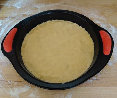 Tvarovanie okraja kysnutého koláča v okrúhlej forme
