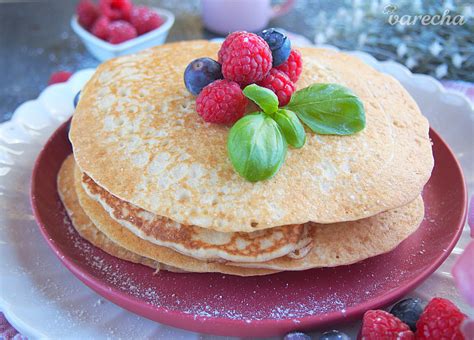 Záber na nadýchané americké palacinky s javorovým sirupom