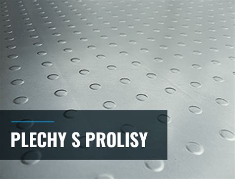 Plechy s upečenými sušienkami chladnúce na mriežke