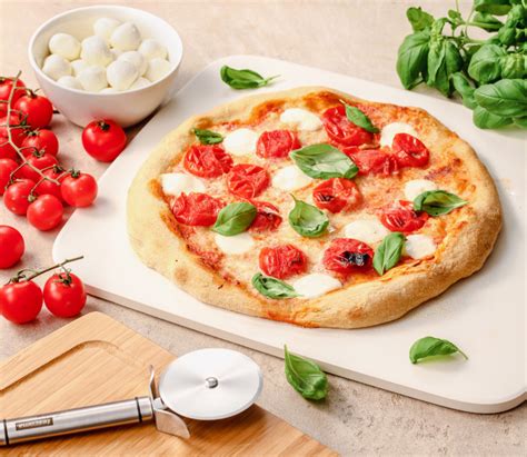 Obložená pizza pripravená na pečenie