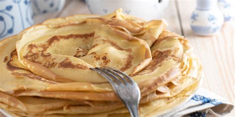 deti pomáhajúce v kuchyni pri príprave cesta na palacinky