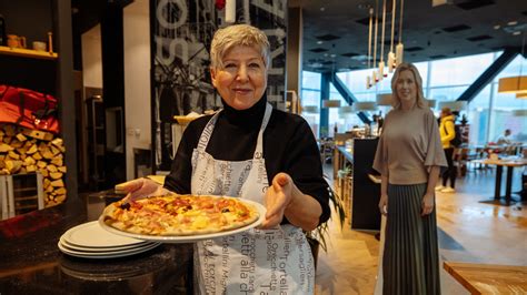 Zákazníci v pizzerii