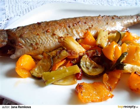 Servírovaný grilovaný pstruh s prílohou