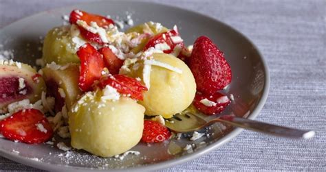 tvarohové palacinky s čerstvými jahodami na tanieri