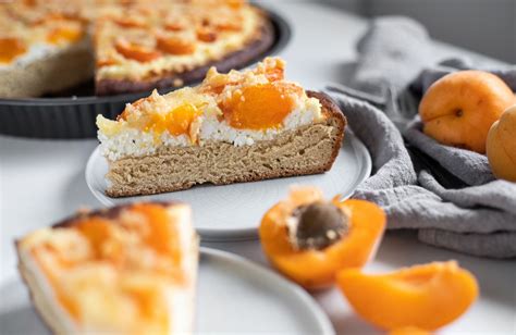 Hotový Sunquickový koláč s tvarohom na tanieri