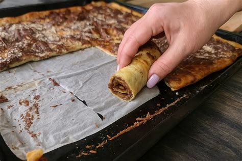 Jablkové palacinky pripravené na plechu pred pečením.
