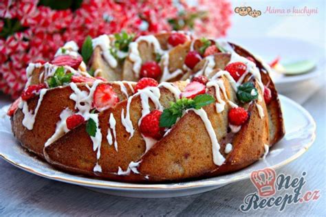 Hotová ozdobená tvarohová bábovka s jahodami