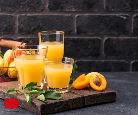 horúci marhuľový sirup plnený do sklenených fliaš