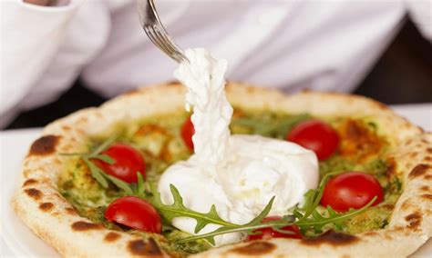 Rozmanité prísady na pizzu: syr, zelenina, údeniny