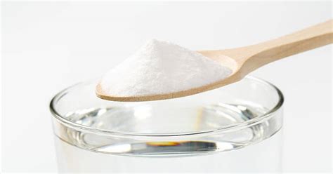 Ingrediencie na pečenie - vajcia, sóda bikarbóna, ocot