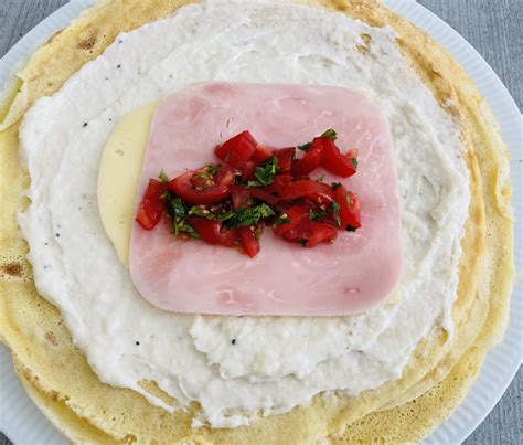 Plnené palacinky v trojobale na tanieri
