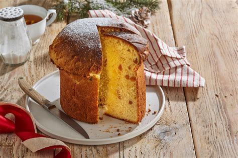 Panettone s kandizovaným ovocím a hrozienkami