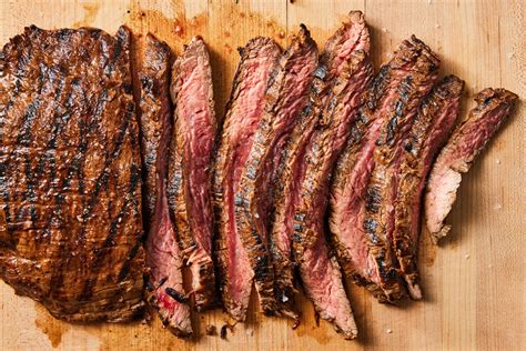 Surový flank steak na drevenej doske