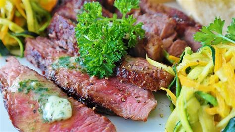 Všetky ingrediencie na prípravu flank steaku s omáčkou a zeleninou