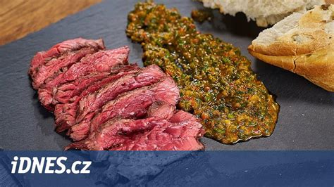 Narezany flank steak s omáčkou a prílohou