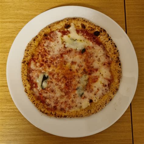 Upečená pizza z kupovaného cesta