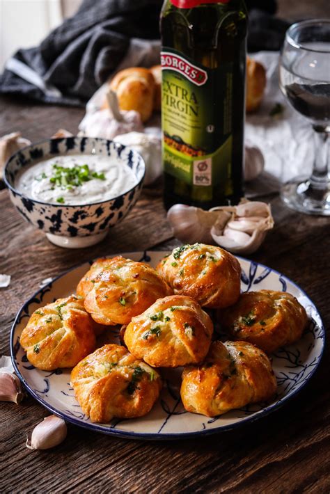 Cesnakové uzlíky pripravené na pečenie