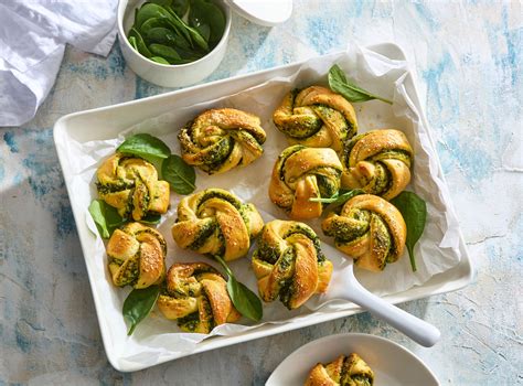 Syrové uzlíky s cesnakom pripravené na servírovanie