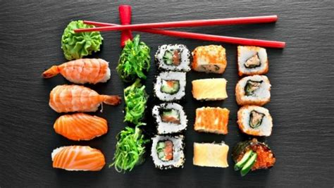 Rozmanité druhy sushi na tácke