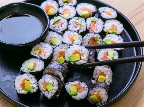 Proces rolovania maki sushi