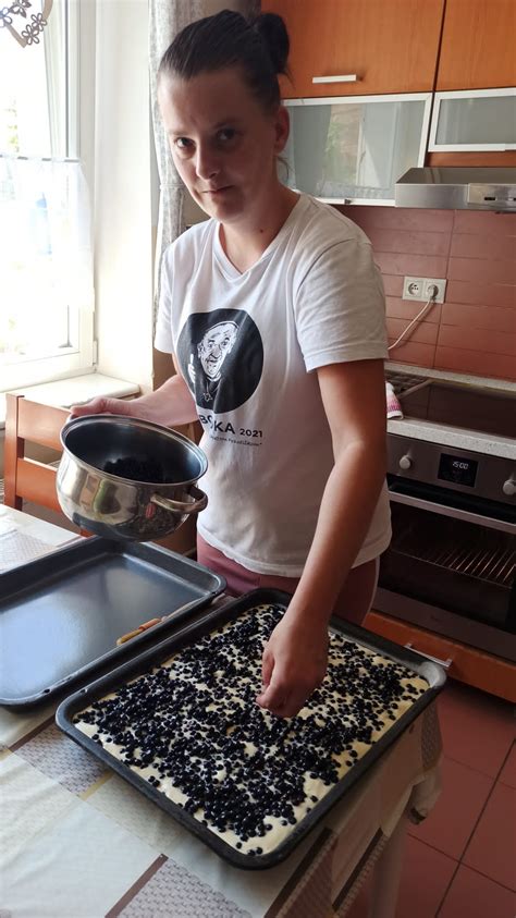 Zostavenie francúzskeho čučoriedkového koláča pred pečením