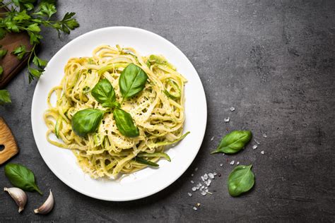 Servírované cuketové cestoviny a la Nerano s bazalkou a parmezánom