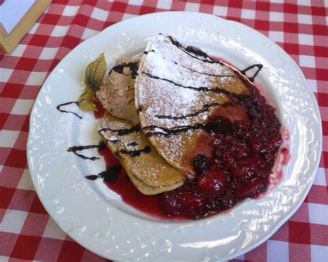 Nemecké Pfannkuchen s ovocím a práškovým cukrom